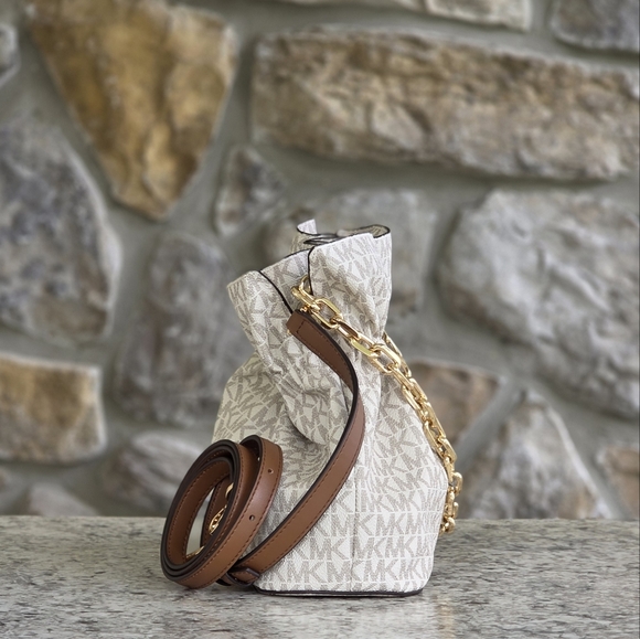 Michael Kors Large Logo Vanilla Crossbody - Picture 2 of 10